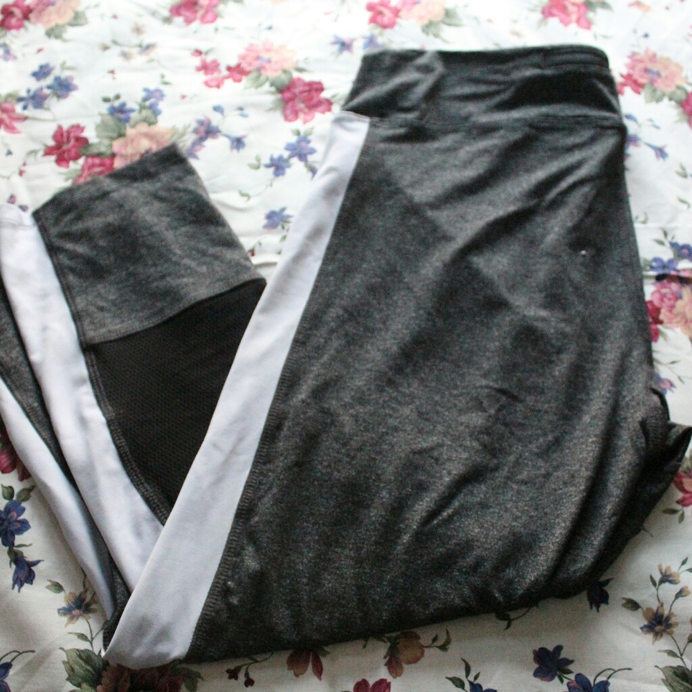 NWOT 3/4 length workout leggings🌼